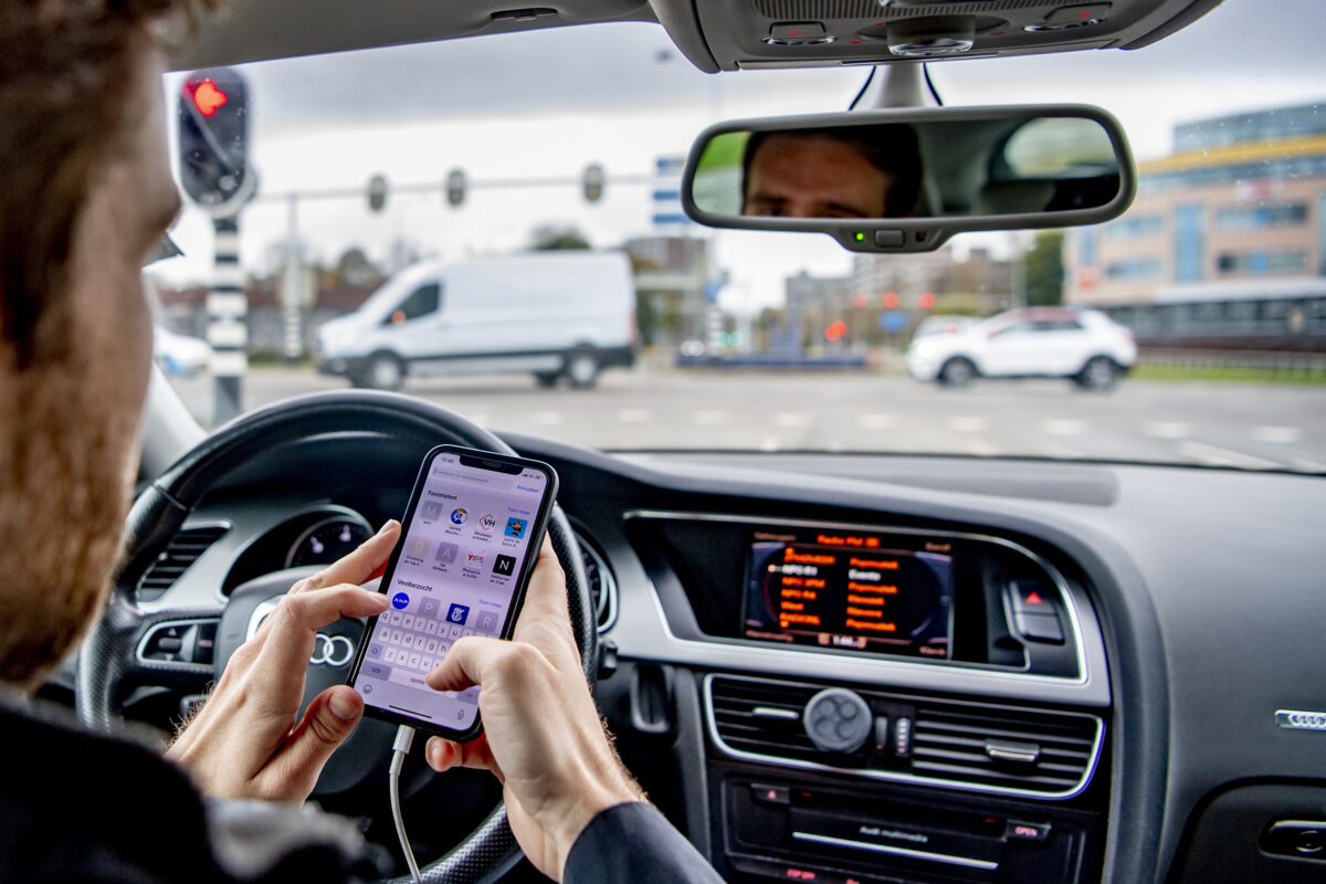 Mobile phones at the wheel: fewer than one in two Italians use them properly