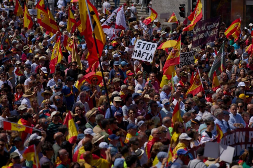 Spain: 3 arrests and 7 officers slightly injured at demonstration against Sanchez