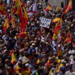 Spain: 3 arrests and 7 officers slightly injured at demonstration against Sanchez