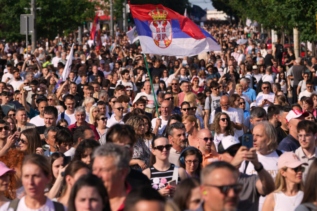 Serbia: Thousands demonstrate in Belgrade against President Vucic