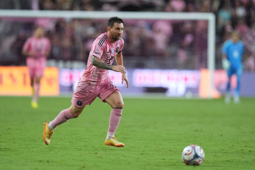 Football: Messi suffers muscle strain, World Cup not at risk