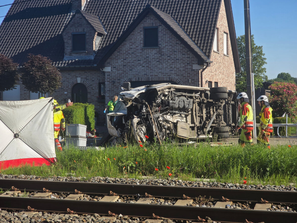Belgium: train collides with school bus at level crossing; two children, the driver and a supervisor killed Belgium: train collides with school bus at level crossing; two children, the driver and a supervisor killed