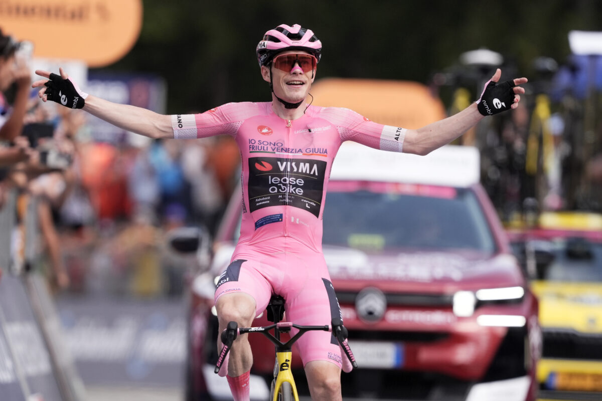 Giro d’Italia: Vingegaard dominates Stage 16 as well, consolidating his lead in the pink jersey. Eulalio takes the Conad white jersey