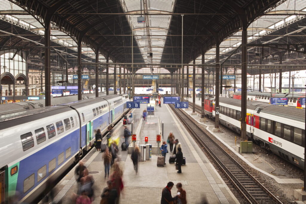 Switzerland: Man armed with a knife attacks people at Winterthur station