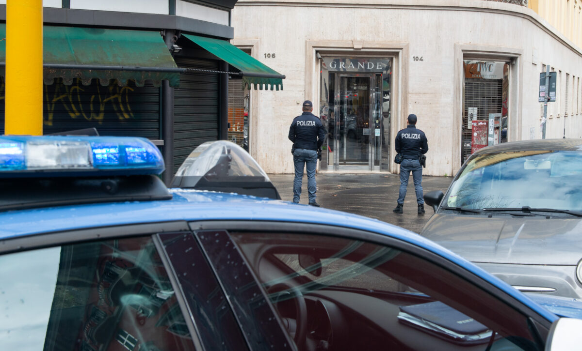 Cagliari: Man Fails in Tobacco Shop Robbery and Barricades Himself in His Home; 36-Year-Old Arrested Cagliari: Man Fails in Tobacco Shop Robbery and Barricades Himself in His Home; 36-Year-Old Arrested