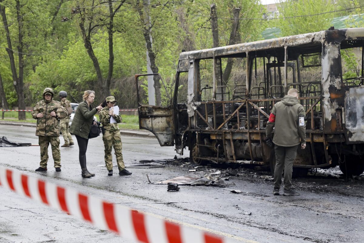 Ukraine, Moscow: “Seven dead and 11 injured after Kyiv drone hits bus in Donetsk”