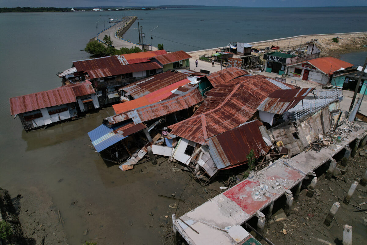 Philippines, magnitude 7.8 earthquake: collapsed buildings and tsunami waves