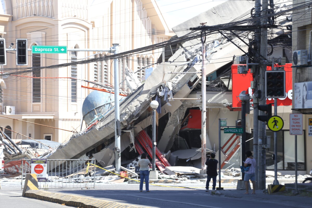 Philippines earthquake: 500 injured and 20,000 displaced
