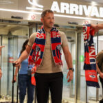 Football: Tedesco arrives in Bologna, selfies and autographs at the airport
