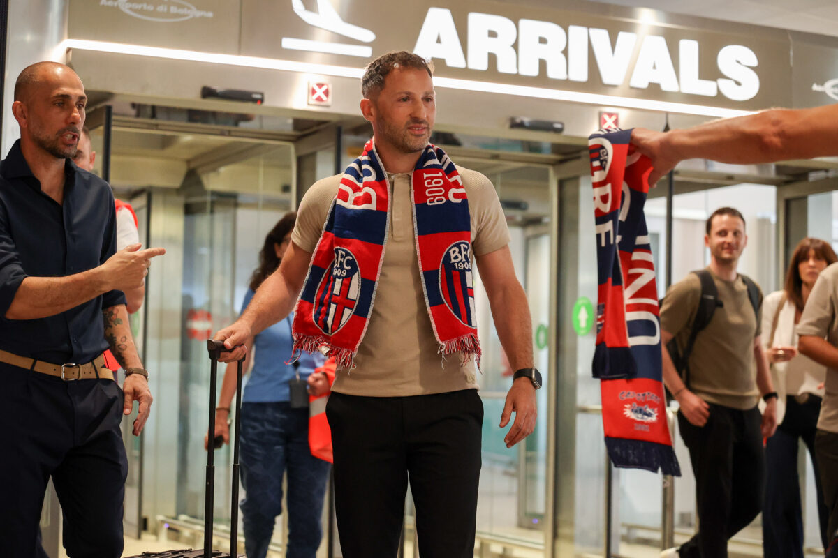 Football: Tedesco arrives in Bologna, selfies and autographs at the airport Football: Tedesco arrives in Bologna, selfies and autographs at the airport