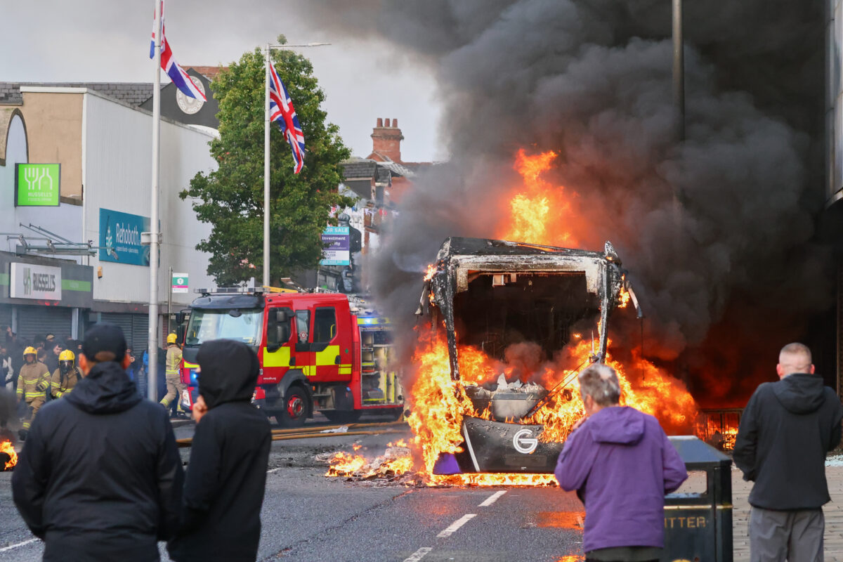 Northern Ireland, anti-migrant protests: buses and rubbish bins set alight in Belfast