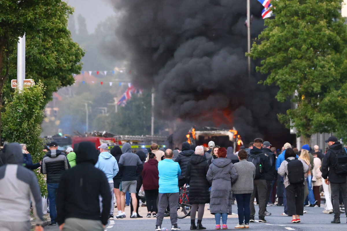 United Kingdom, two police officers injured in protests in Belfast United Kingdom, two police officers injured in protests in Belfast
