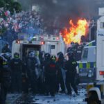 Belfast, second night of clashes in anti-migrant protests