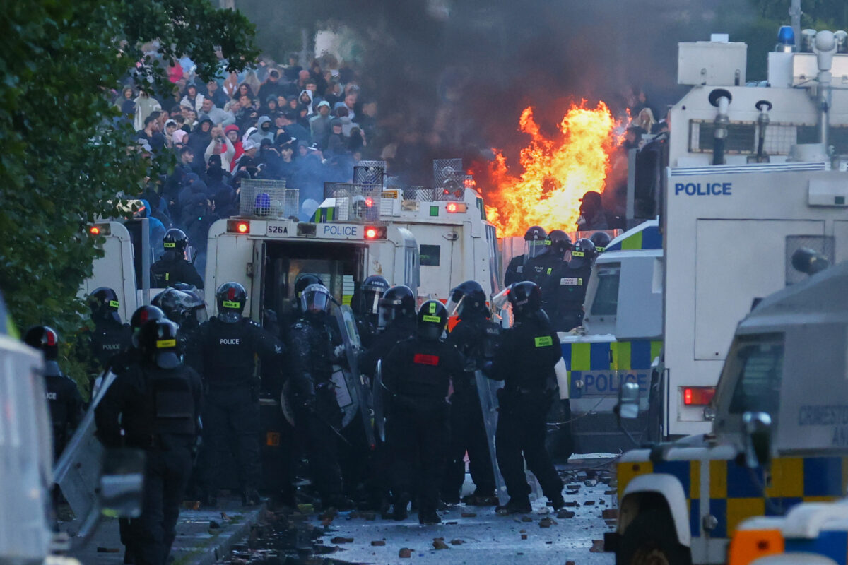 Belfast, second night of clashes in anti-migrant protests Belfast, second night of clashes in anti-migrant protests