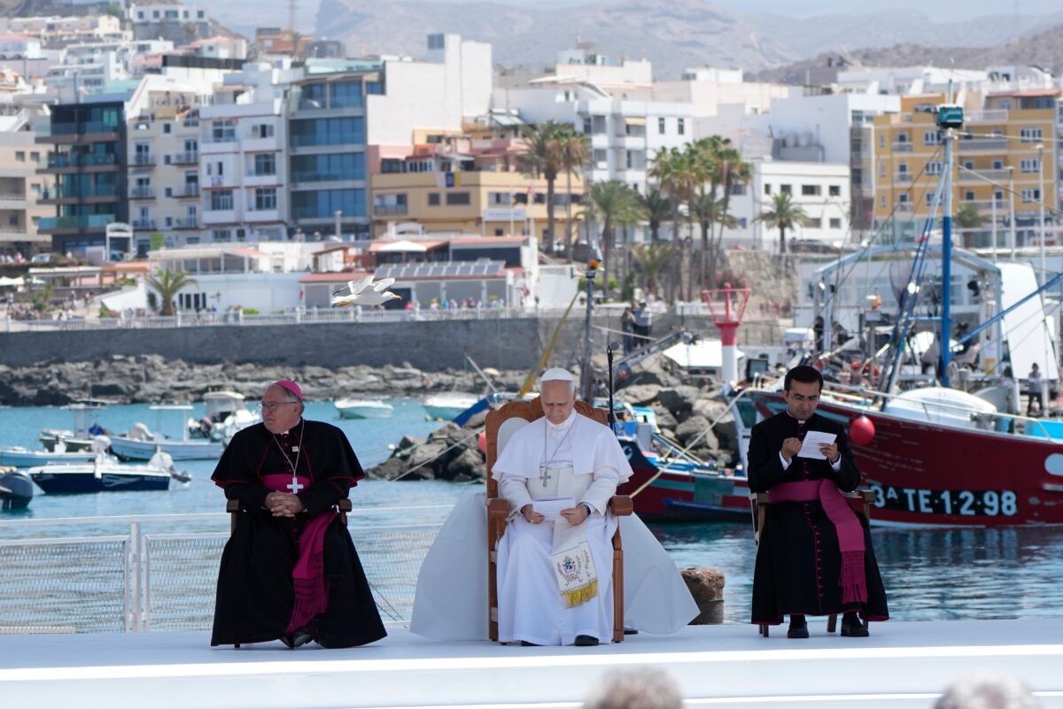 Migrants: Pope arrives at the ‘pier of shame’ in Gran Canaria with Sanchez