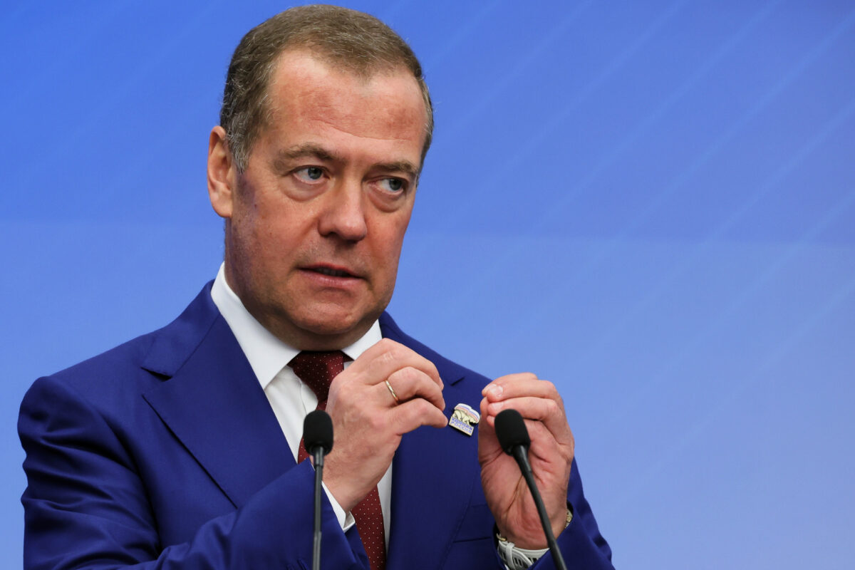 Russia: Medvedev destroys photos of Merz, Starmer and von der Leyen in an AI-generated video