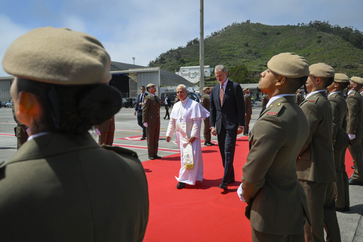 Spain: Pope Leo XIV has disembarked from the plane; take-off from Tenerife has been suspended due to a technical fault