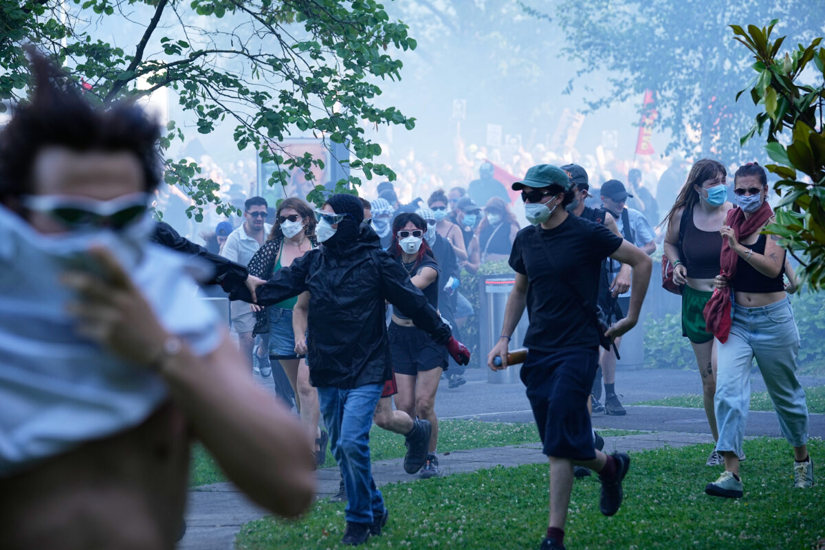 G7: thousands protest in Geneva. Clashes with police G7: thousands protest in Geneva. Clashes with police