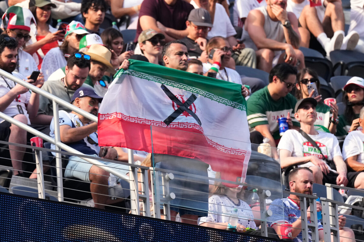 2026 World Cup: some Iranian fans turn their backs during the national anthem