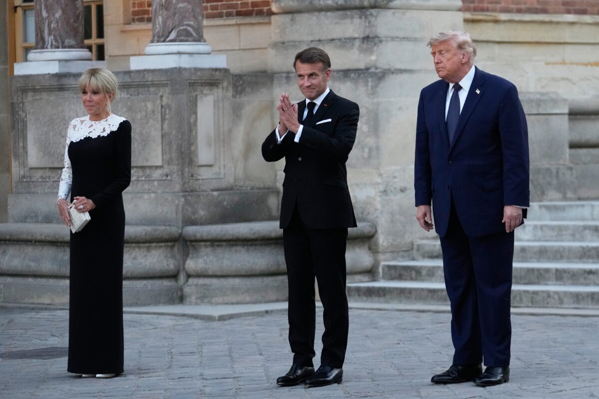 Iran, Donald Trump personally signed a copy of the agreement