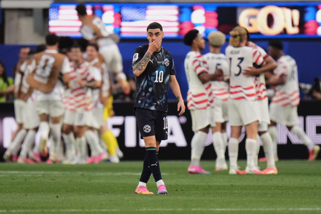 2026 World Cup: Almiron speaks and covers his mouth; referee applies new rule and sends him off