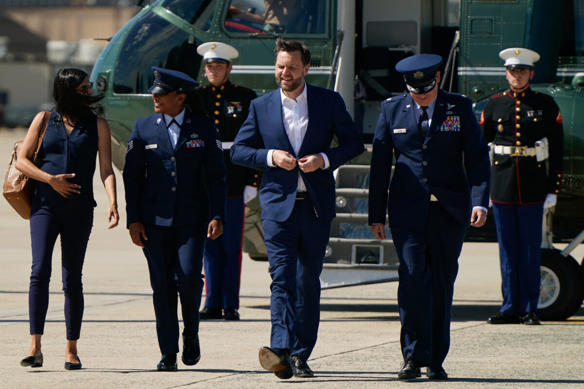 Vance arrives in Switzerland for talks with Tehran delegation