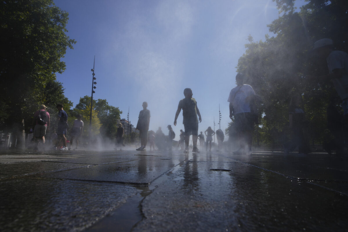 France: Heatwave leads to early closures at the Eiffel Tower and the Louvre