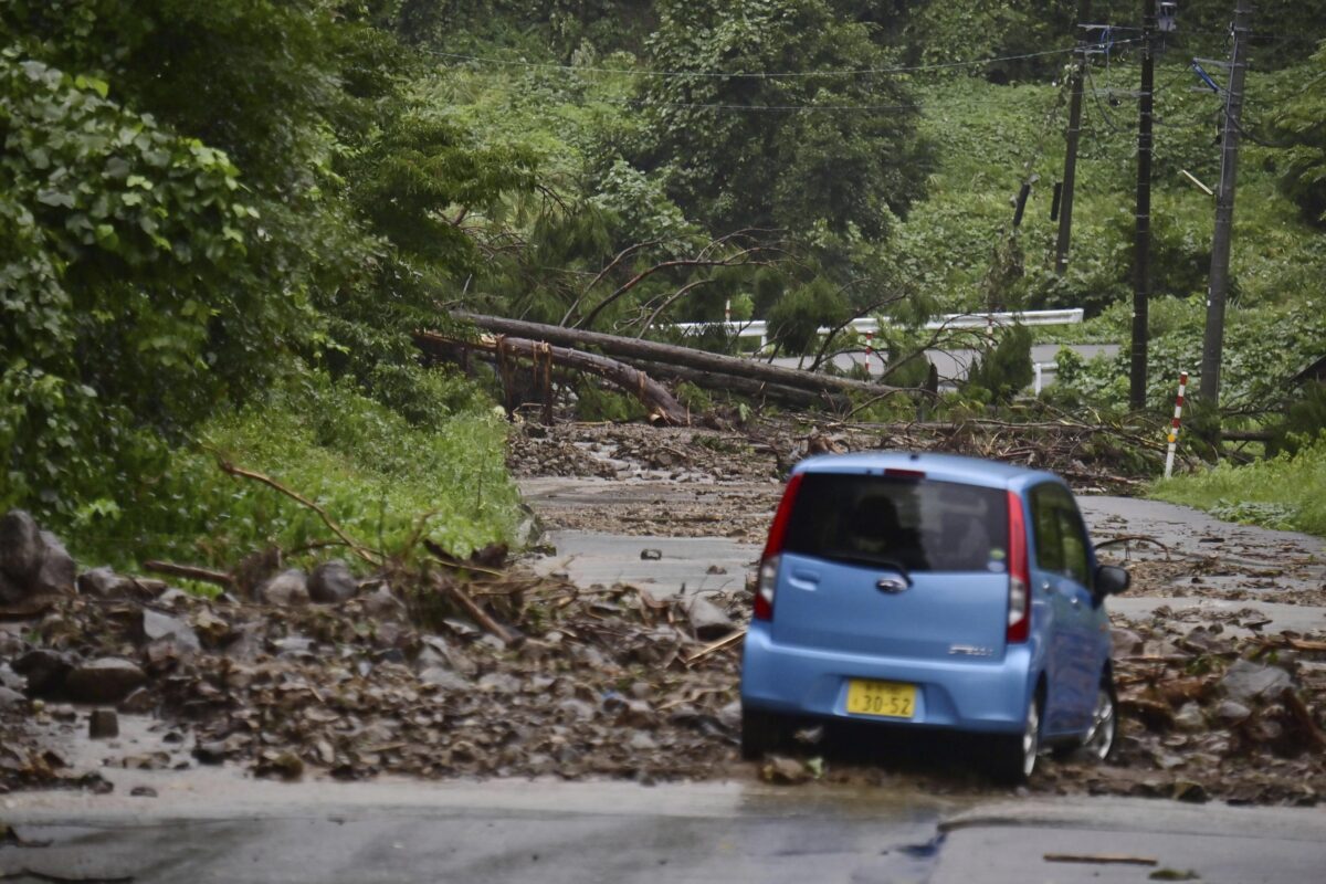 Japan: two tropical storms hit the country, causing flooding and landslides
