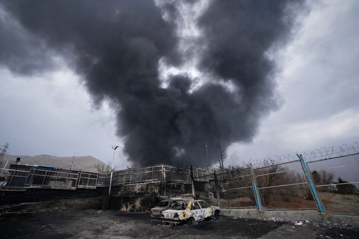 Iran: new US attacks as Tehran strikes Bahrain and Kuwait