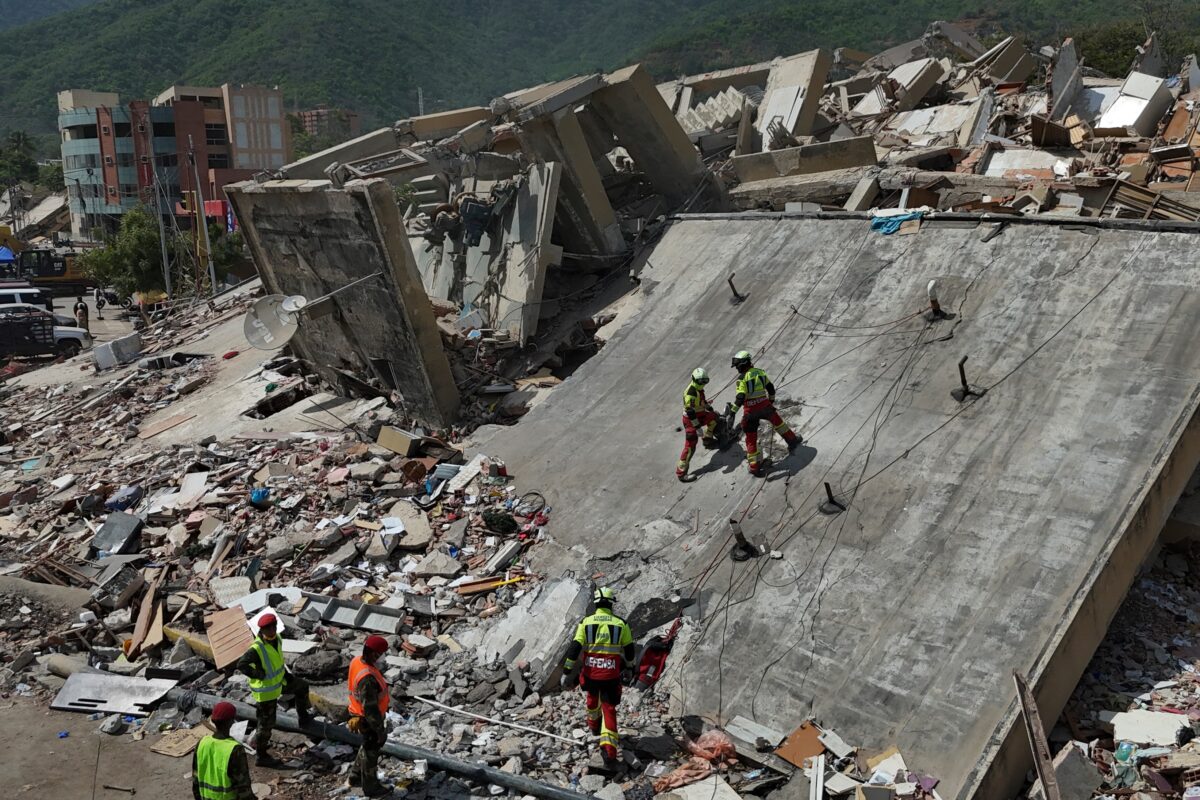 Venezuela: Rescuers save father and child from the rubble