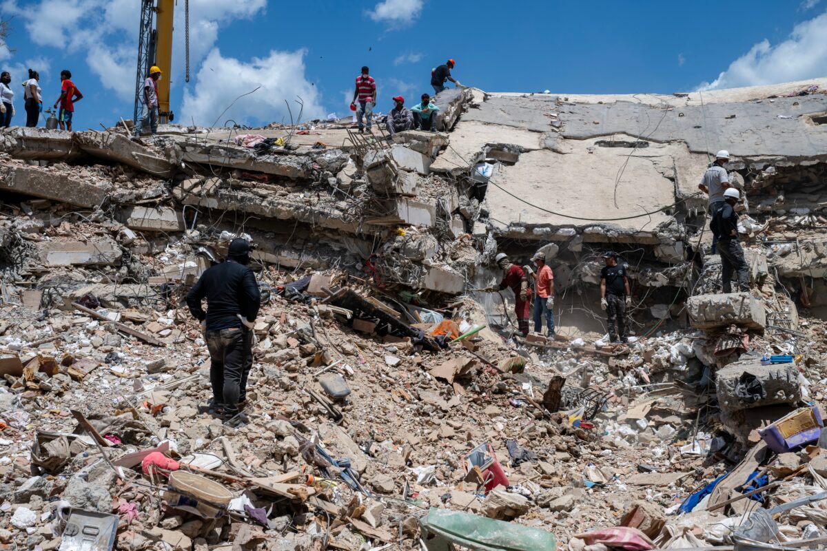 Venezuela: Man trapped under rubble for eight days pulled out alive Venezuela: Man trapped under rubble for eight days pulled out alive