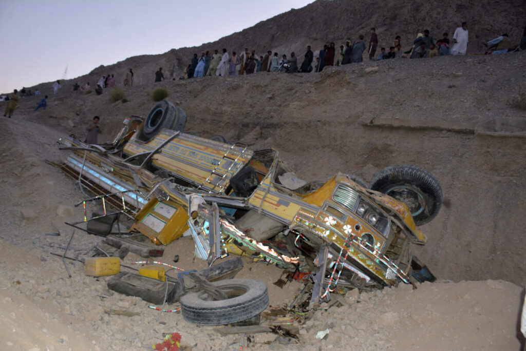 Pakistan: bus plunges into ravine in the southwest, 40 dead and 8 injured