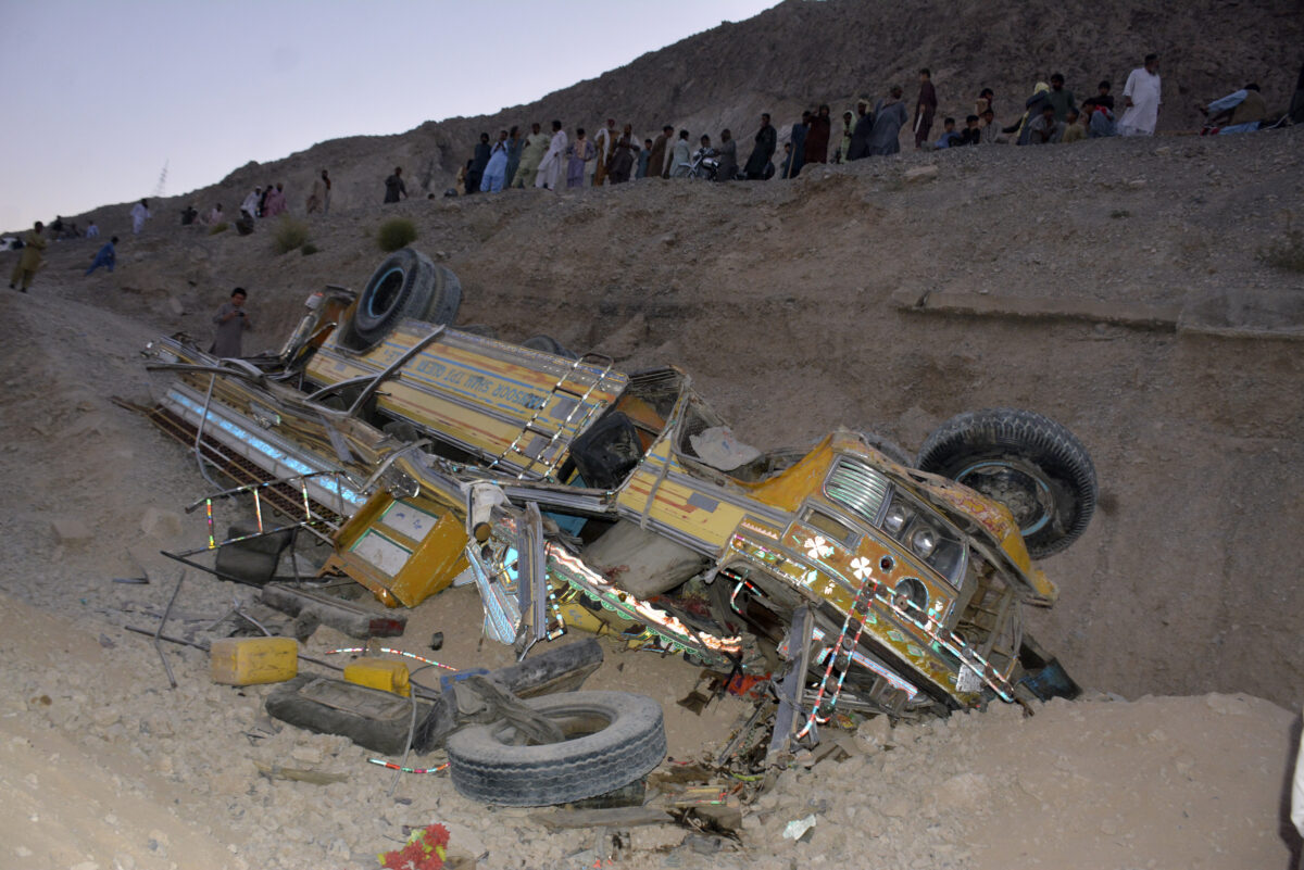 Pakistan: bus plunges into ravine in the southwest, 40 dead and 8 injured Pakistan: bus plunges into ravine in the southwest, 40 dead and 8 injured