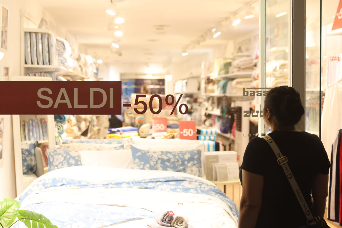 Summer Sales: Confcommercio sstimates average spending of 201 euros per household; sales begin tomorrow Summer Sales: Confcommercio sstimates average spending of 201 euros per household; sales begin tomorrow