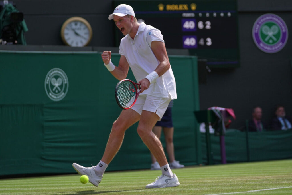 Wimbledon: Sinner into the round of 16; Brooksby beaten in straight sets