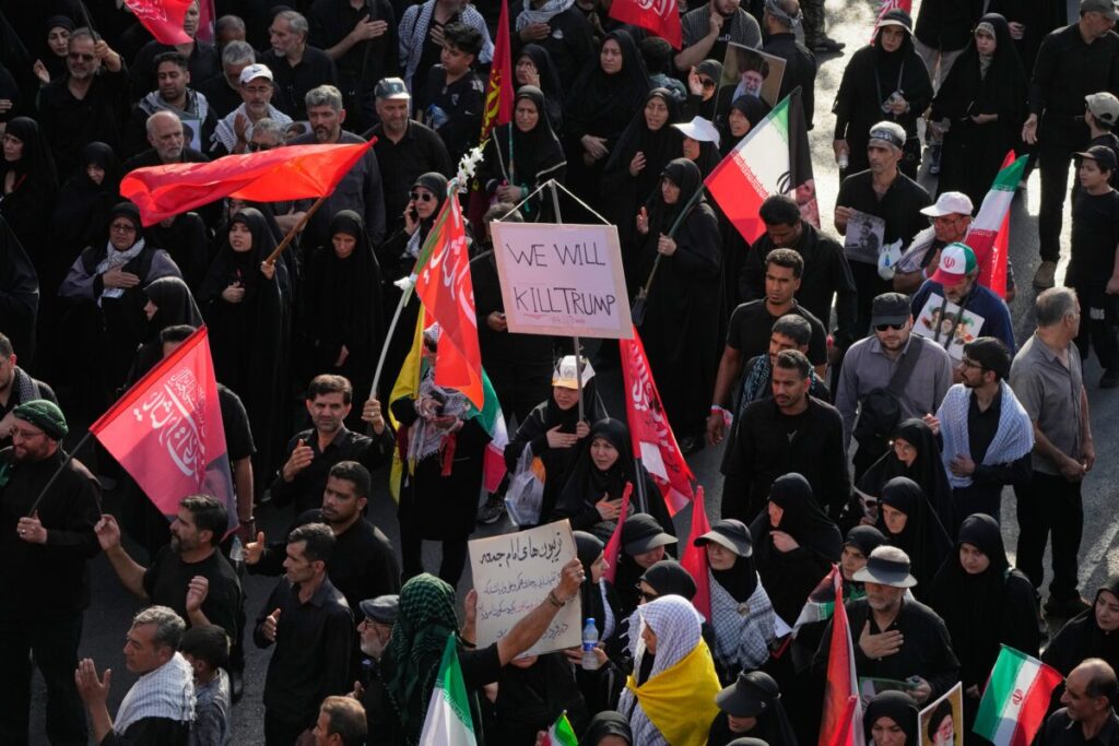 Iran: at a funeral procession, a Trump puppet was hanged in front of Khamenei