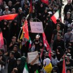 Iran: at a funeral procession, a Trump puppet was hanged in front of Khamenei
