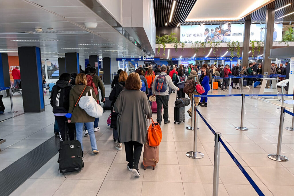 Air travel: European Parliament gives final approval to new rules on passenger rights