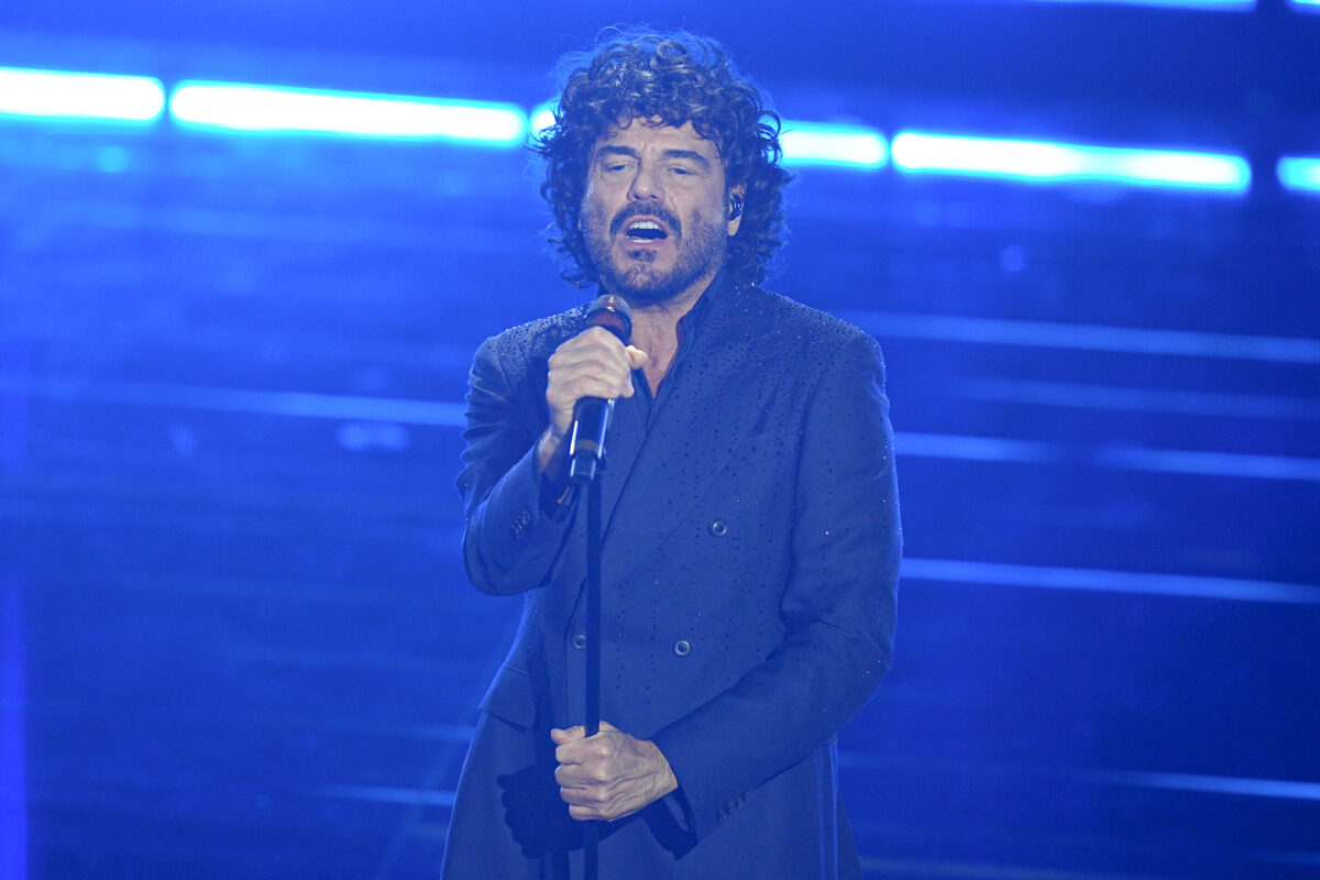 Brindisi: Francesco Renga removed from a plane following an altercation with a flight attendant