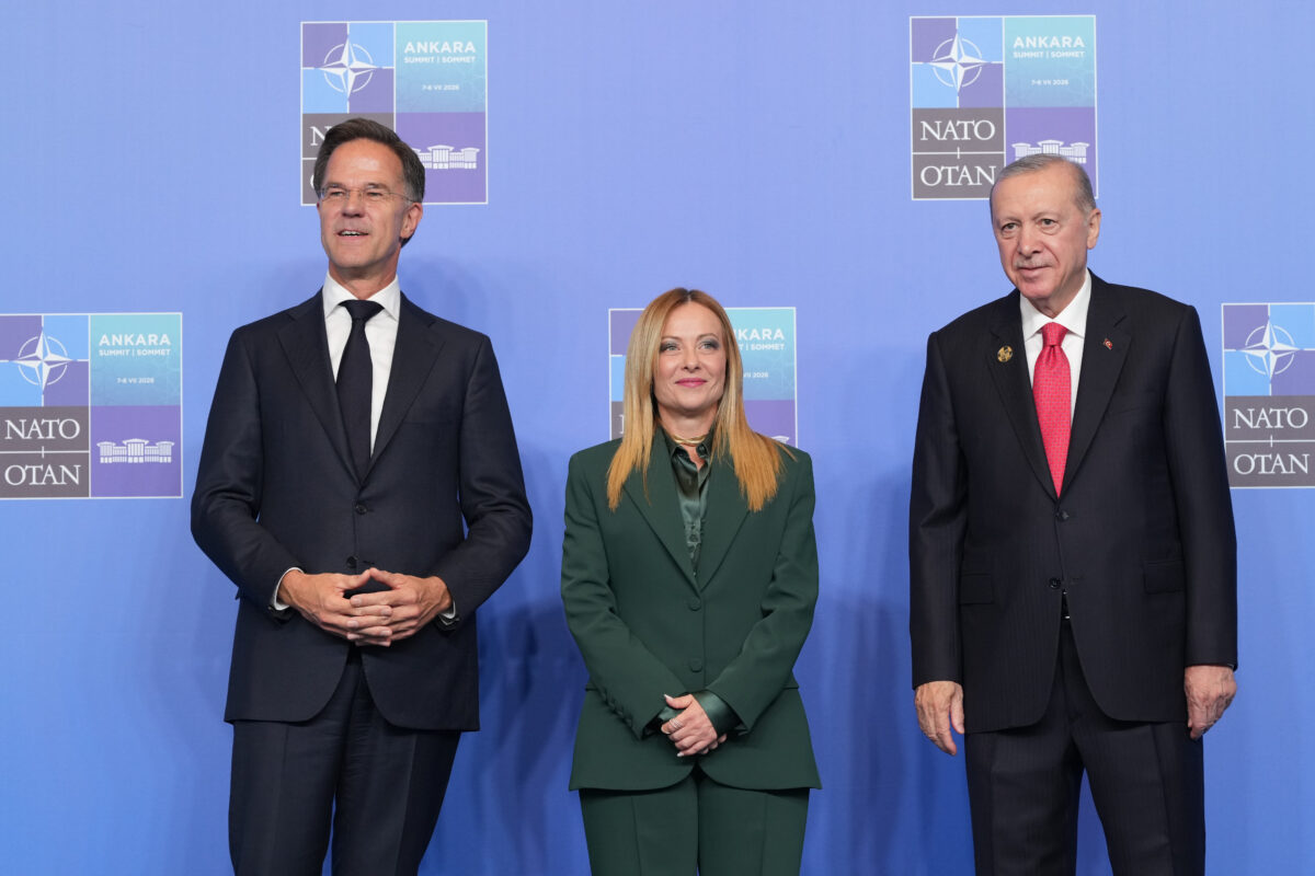 NATO: Meloni brings to Rome a pistol donated to the leaders by Erdogan; procedures followed