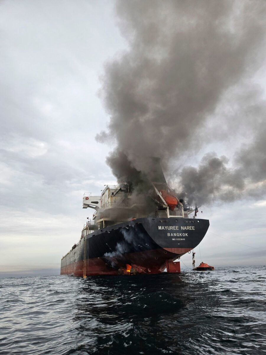 Iran: Tehran strikes a ship in the Strait of Hormuz; the US responds with a new round of attacks