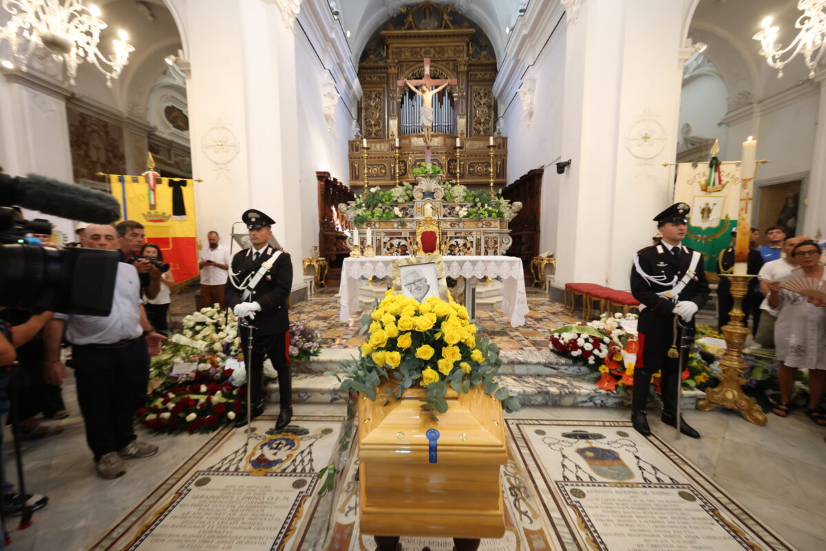Peppino di Capri, funeral in the square: De Laurentiis and Montezemolo among those present