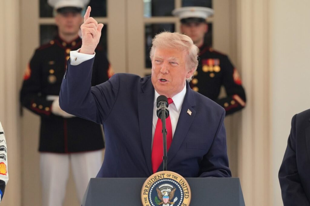 Iran: more US air strikes. Trump: “We’re hitting them hard”