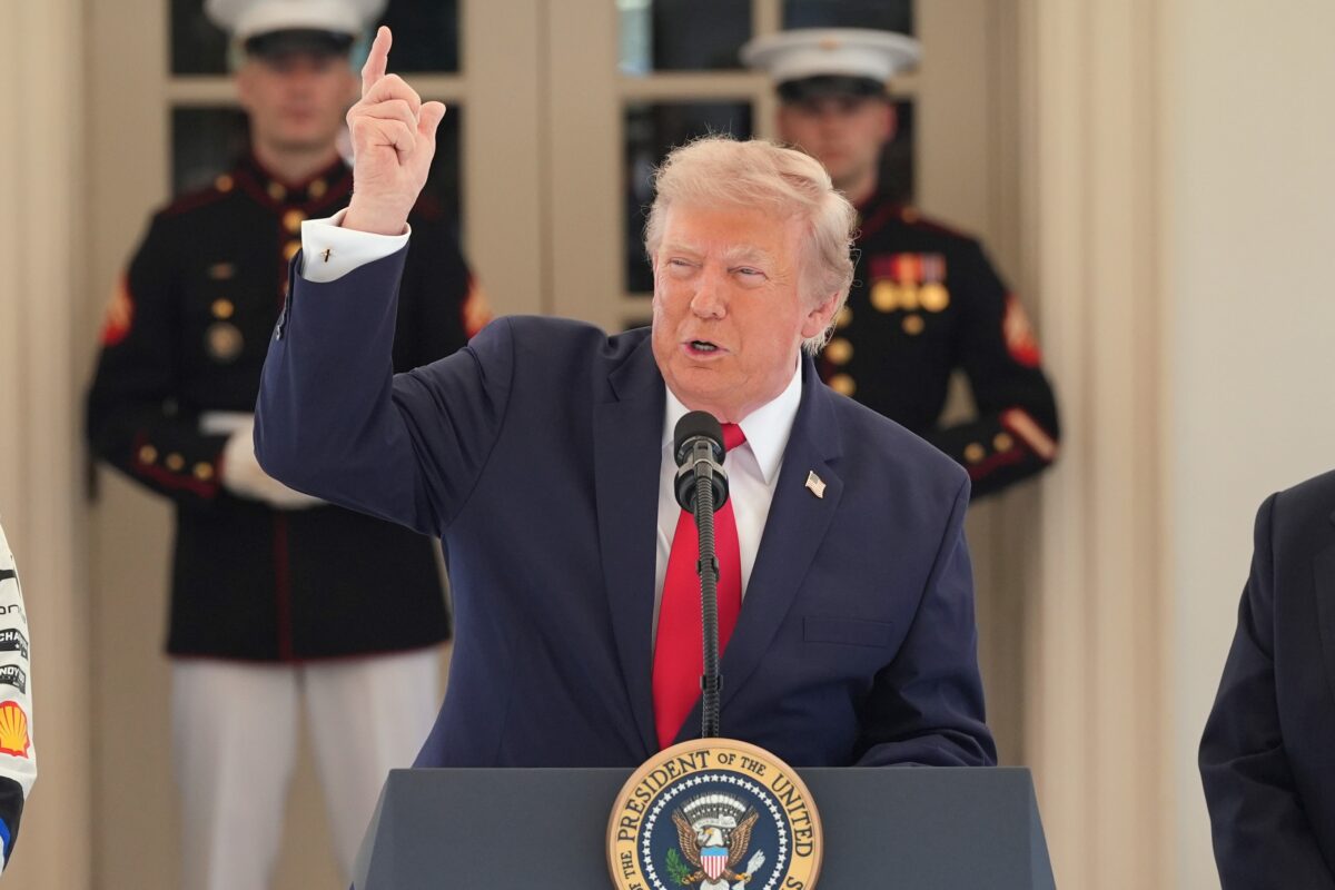 Iran: more US air strikes. Trump: “We’re hitting them hard”