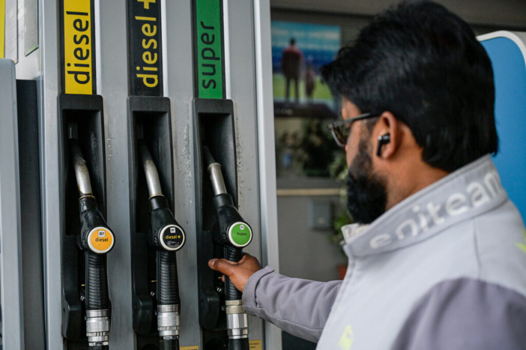 Fuel: average ‘self-service’ price for petrol at 1.897 euros; diesel at 2.017