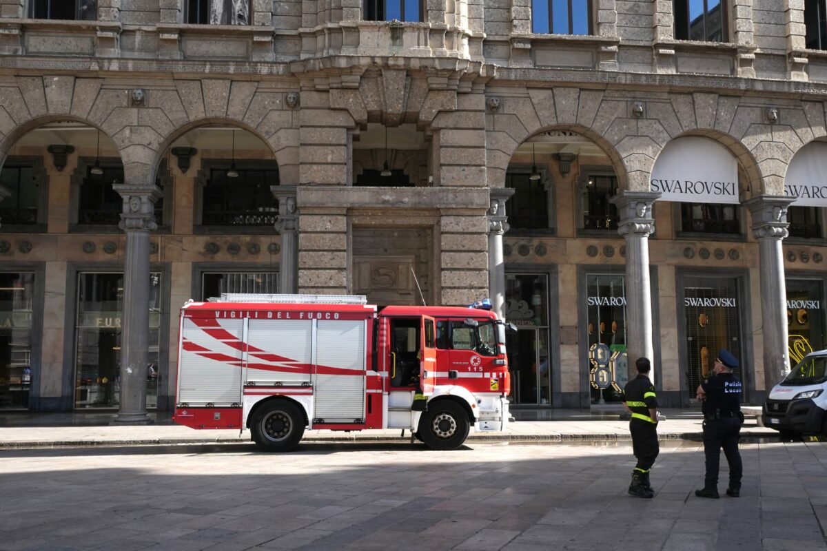 Milan, fire near Rinascente in Piazza Duomo brought under control Milan, fire near Rinascente in Piazza Duomo brought under control