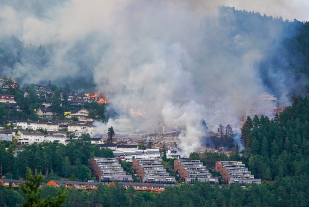 Norway: hundreds evacuated due to massive fire near Oslo