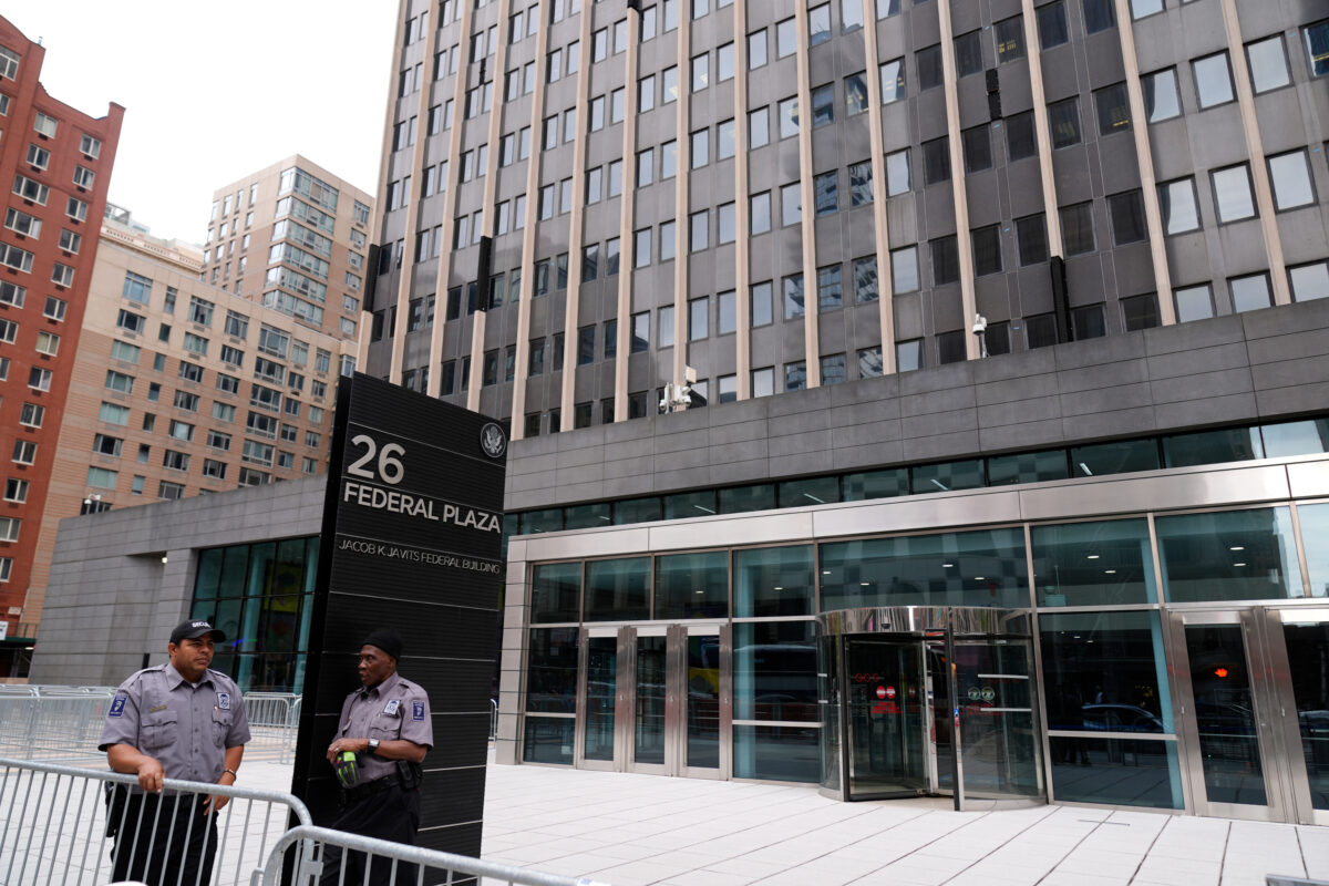 US: Incendiary device explodes outside FBI offices in New York – one person arrested US: Incendiary device explodes outside FBI offices in New York – one person arrested