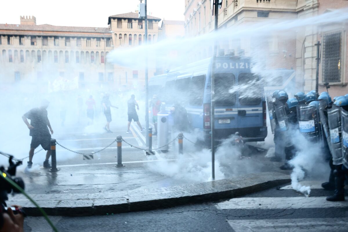 Bologna: Clashes at Fakir protest march, 11 people with minor injuries and cars set alight