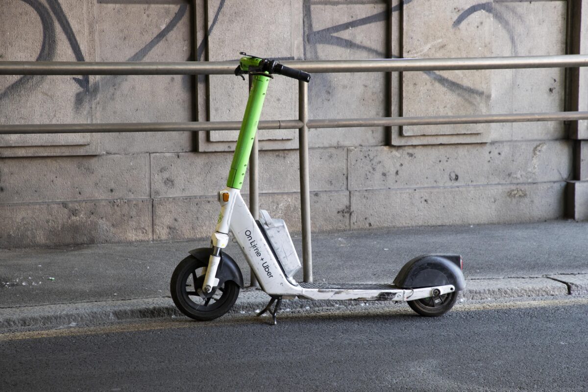 Road accidents: 16-year-old on a scooter struck and killed by a car in the Pavia area
